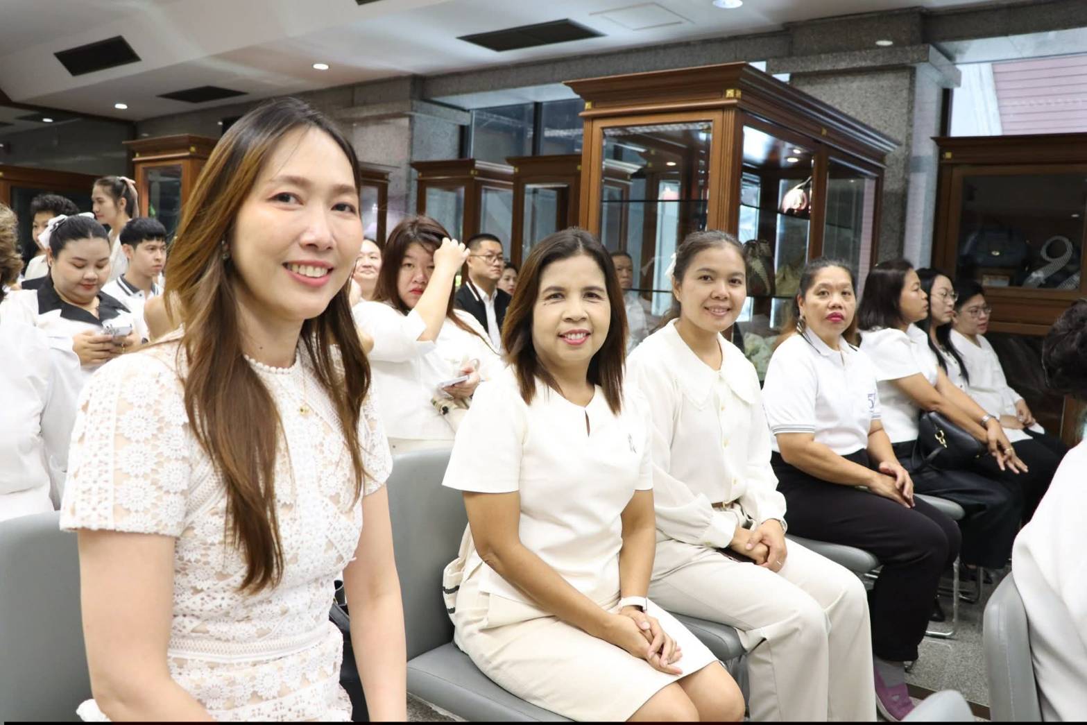 title - ศูนย์ส่งเสริมและพัฒนาอาชีพเสริมนอกภาคการเกษตร โดย สำนักงานการปฏิรูปที่ดินเพื่อเกษตรกรรม จัดโครงการพัฒนาบุคลากรเพื่อเพิ่มประสิทธิภาพการดำเนินงานด้านศิลปหัตถกรรม กิจกรรมไหว้ครูช่าง ณ ชั้น 2 อาคารพระมิ่งขวัญ ศูนย์ส่งเสริมและพัฒนาอาชีพเสริมนอกภาคการเกษตร (ศูนย์ศิลปาชีพบางไทรฯ (เดิม))